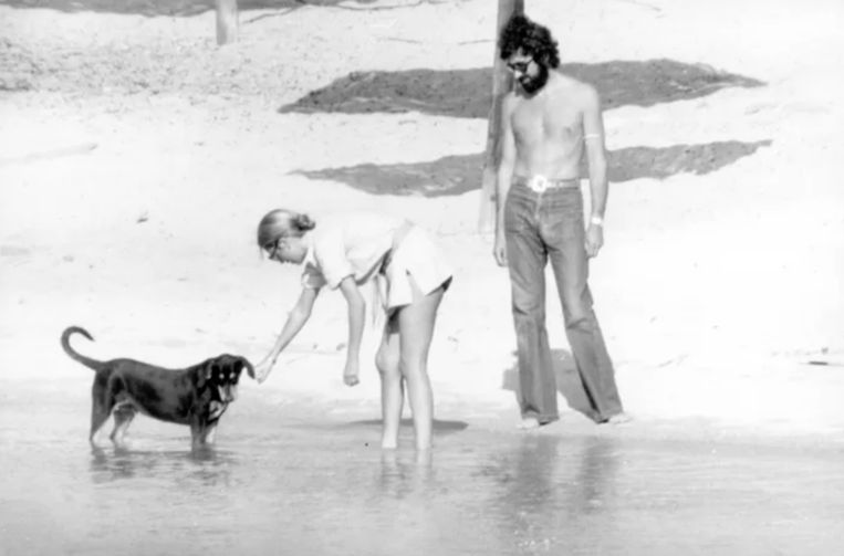 Paola en haar ‘minnaar’ die werd geïdentificeerd als Albert de Mun, fotograaf van 'Paris- Match', op een strand in Sardinië, in de zomer van 1970.  ‘Ik was in die periode erg eenzaam.’ Beeld kos