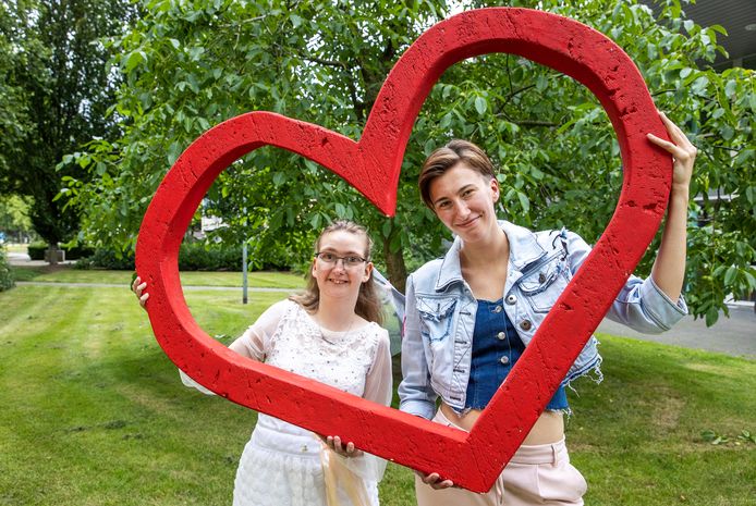 Samantha van der Sanden (links) en Zoë Sandkuijl spelen mee in de musical Liefde is alles.