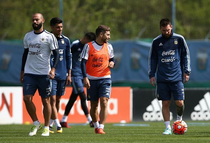 Messi (r) met zijn landgenoten op training.
