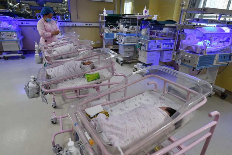 Pasgeboren baby's op de kinderafdeling van een ziekenhuis in Fuyang, in de oostelijke provincie Anhui in China. Beeld AFP