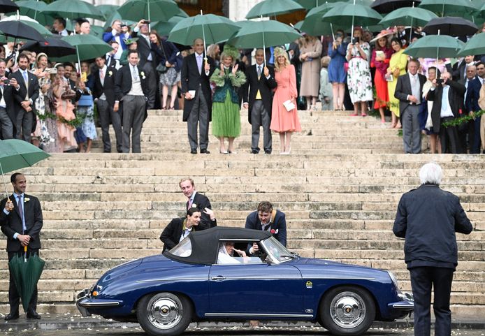 Het bruidspaar vertrekt in een Porsche 356B Roadster uit 1961.