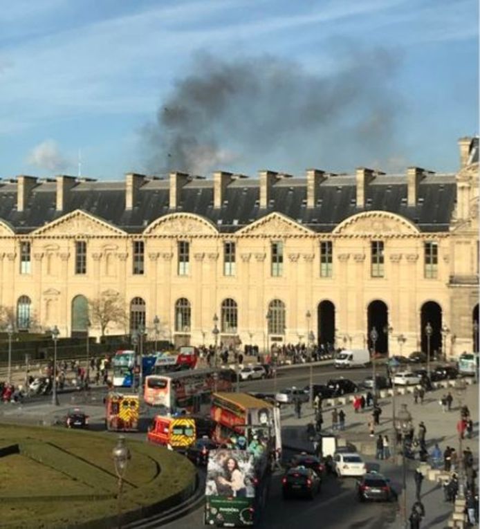 Zwarte rook boven het Louvre.