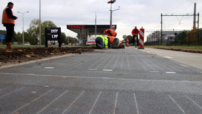 In Krommenie heeft TNO vorig jaar als proef zonnecellen in een wegdek verwerkt