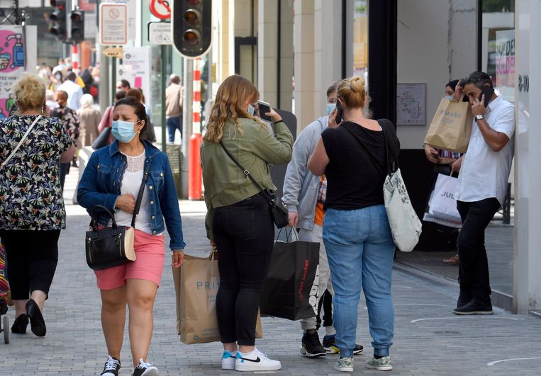 Winkelende mensen in Brussel.  Beeld Photo News