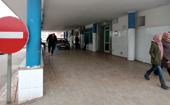 Het Hassani ziekenhuis in de Marokkaanse stad Nador, waar de lichamen van 16 slachtoffers van de schipbreuk momenteel opgebaard liggen.