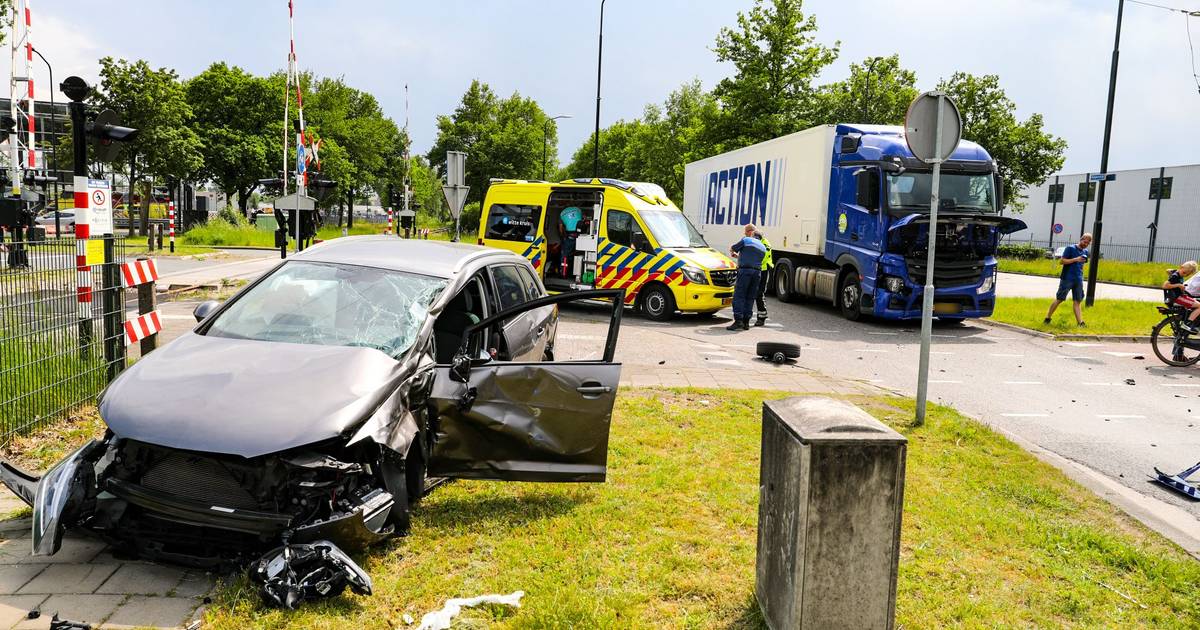 Automobiliste ziet vrachtwagen over het hoofd in Apeldoorn en raakt gewond bij flinke botsing.