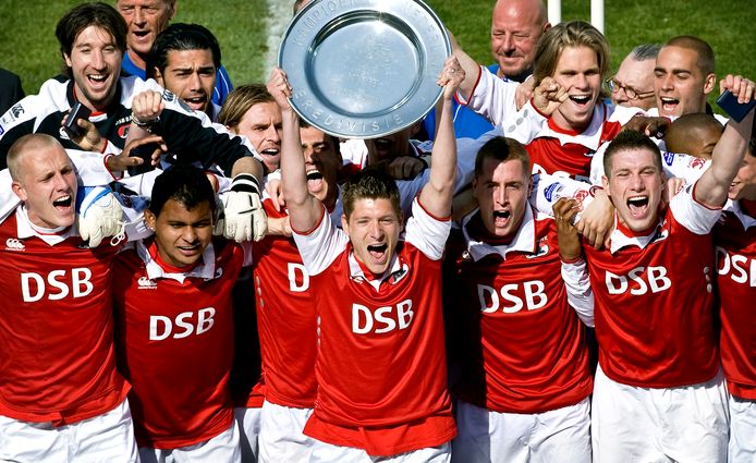 Stijn Schaars toont de kampioensschaal na afloop van de wedstrijd AZ - SC Heerenveen in Alkmaar.