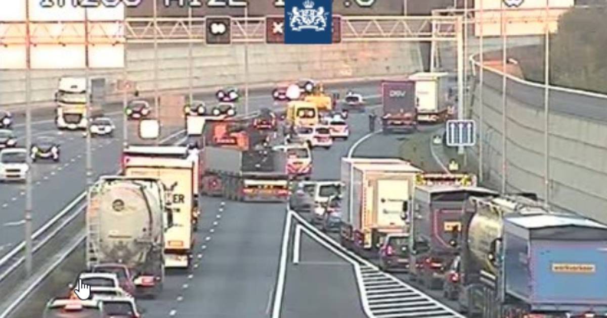 Lange file in ochtendspits op A12 bij Arnhem na aanrijding bij Velperboek.