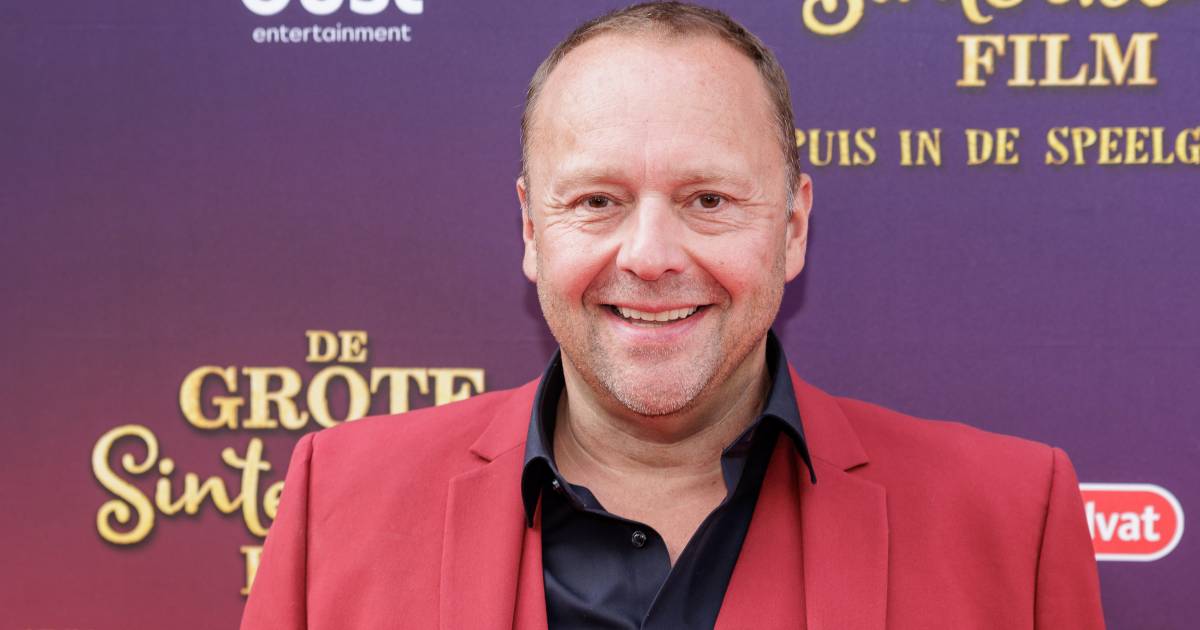 André van Duin suddenly walks on stage at Richard Groenendijk to honor him: ‘I’m really upset’