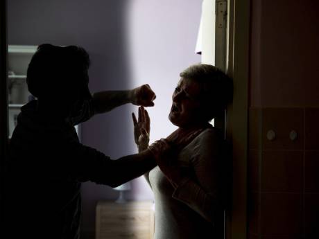 Vrouw urenlang gegijzeld met doek over haar gezicht, terwijl daders duizenden euro’s pinnen met haar pas