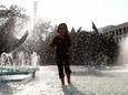 Een meisje zoekt verkoeling in een fontein in Guadalajara, de tweede stad van Mexico.