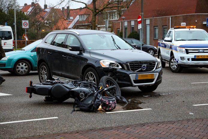 Een motorrijdster is in Arnhem in botsing gekomen. Vermoedelijk kreeg zij geen voorrang van de automobilist.
