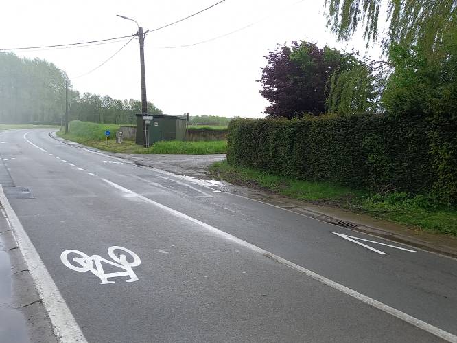 Door slechte staat van fietspad op Gustaaf Van der Steenstraat moeten fietsers voortaan op straat fietsen