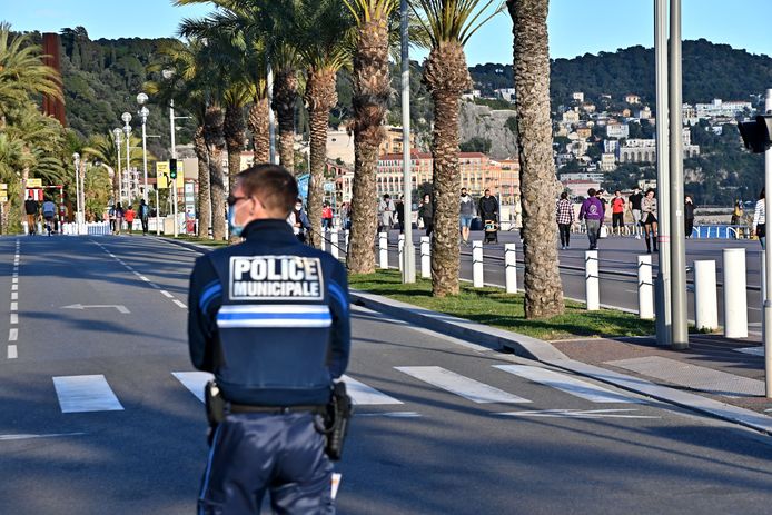 De Promenades des Anglais in Nice gisteren. De bewoners van de stad mogen slechts kort hun huizen verlaten in het weekend.