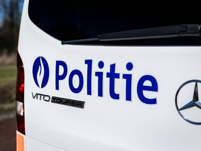 30-jarige man rijdt tegen vijf geparkeerde voertuigen in Hasselt