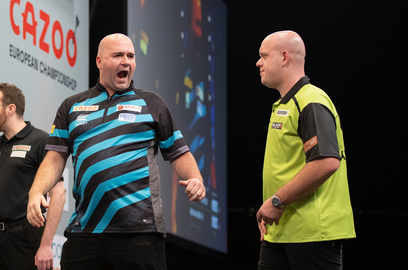 Rob Cross schreeuwt het uit nadat hij Michael van Gerwen heeft verslagen in de EK-finale.