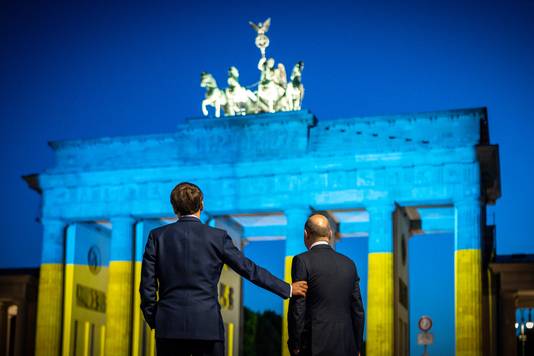 De Franse president Emmanuel Macron en de Duitse bondskanselier Olaf Scholz hebben maandagavond hun "volledige steun" aan Oekraïne betuigd toen ze samen onder de Brandenburger Tor in Berlijn liepen.