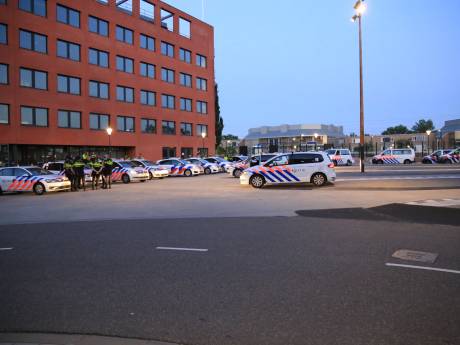 Zes jongeren aangehouden bij chaos in Helmond: 100 tot 150 jongeren gooien met vuurwerk en stenen