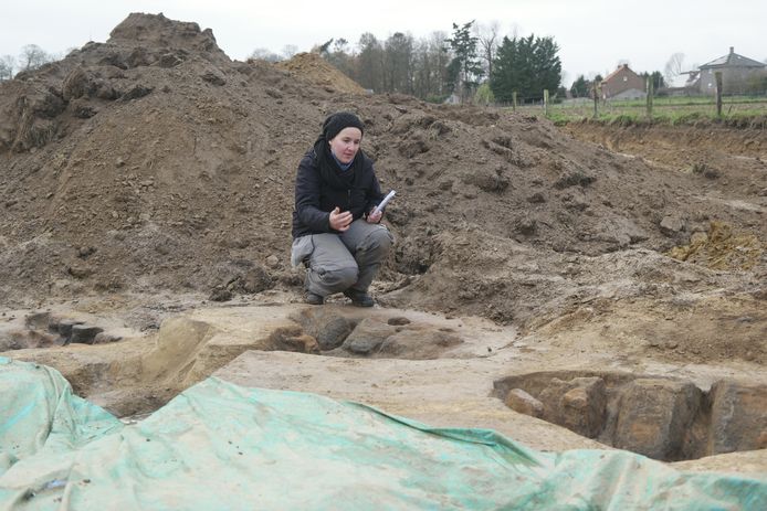 Archeologe Annelies De Raymaeker geeft meer tekst en uitleg bij de vondst die ze deed in Glabbeek.