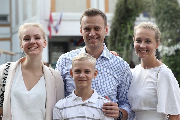 De 47-jarige Aleksej Navalny met zijn vrouw Yulia, zijn dochter Daria en zijn zoon Zakhar in 2019.