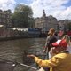 Vrijwilligers vissen afval van Canal Parade uit de grachten