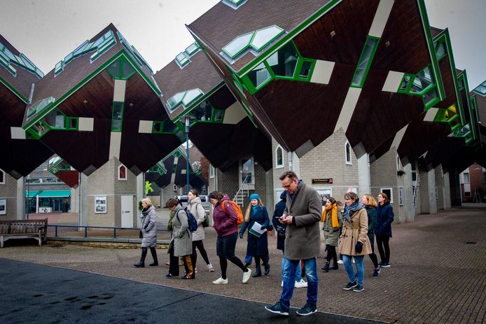Een van de drie groepen die langs lege panden wandelden in het centrum van Helmond om te bedenken hoe die gevuld kunnen worden.