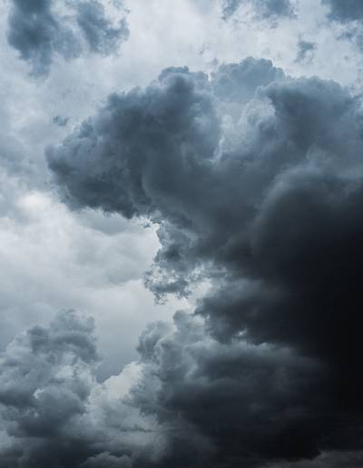 Stevige buien met een enkele keer onweer in Moerdijk vandaag