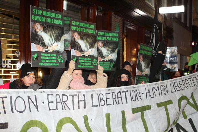 Protestactie tegen foie gras in Utrecht.