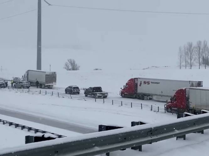 Grote kettingbotsing op Amerikaanse snelweg: maar liefst 50 auto’s botsen op elkaar door gladde wegen