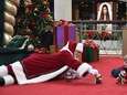 Kerstman laat zich op de grond vallen, de reden waarom is echt super