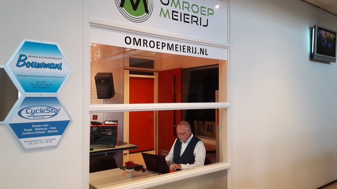 Hoofdredacteur Jan de Vries van Omroep Meierij, aan het werk in de studio in 't Spectrum in Schijndel.