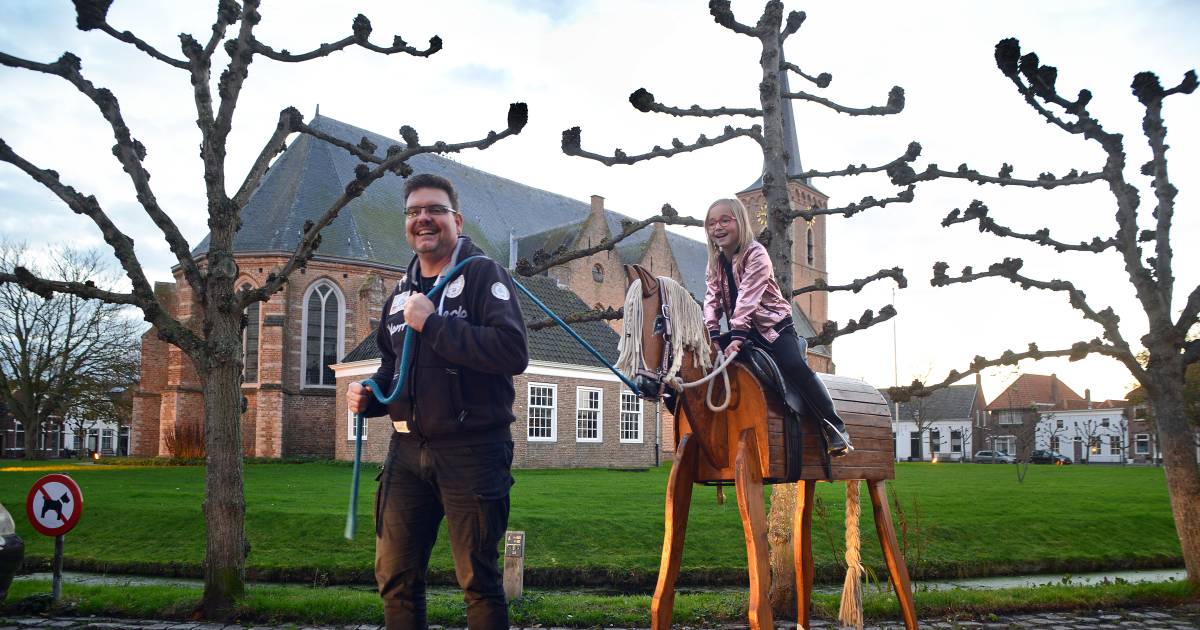 Inleg Voorbijganger premie Kany (8) galoppeert op haar levensgrote houten paard door Dreischor |  Schouwen-Duiveland | pzc.nl