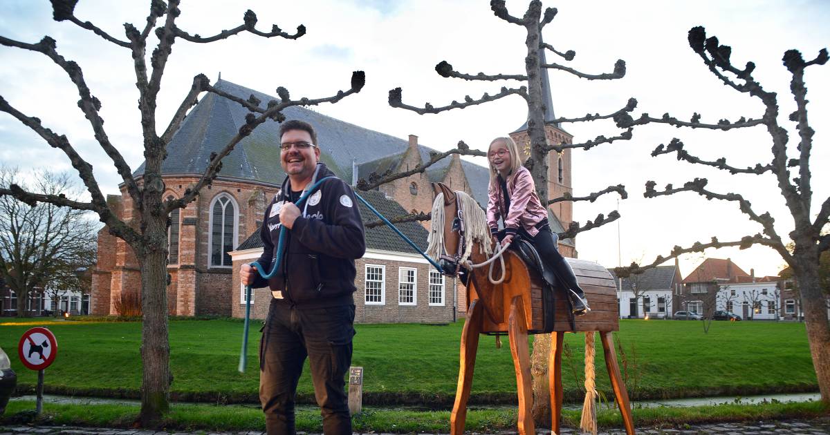 Kany (8) galoppeert op haar levensgrote houten paard door Dreischor