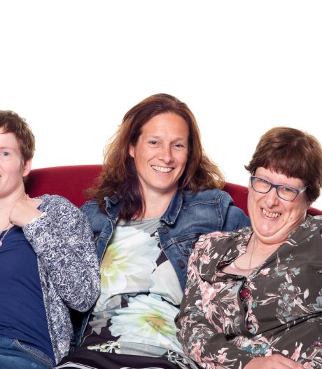 Arnhemse Jenny (45) groeide op met twee gehandicapte zussen: ‘Ik voelde me vaak onzichtbaar’