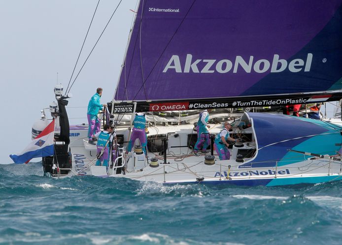 Team AkzoNobel tijdens de eerste etappe van de Volvo Ocean Race.