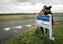 Asielzoekers bij het aanmeldcentrum in het Groningse dorp Ter Apel.