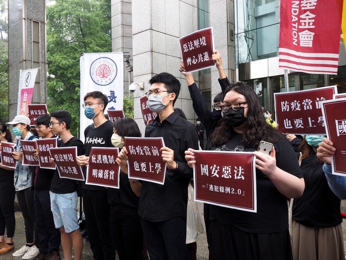 Taiwanese burgergroeperingen protesteren in Taipei tegen de controversiële Chinese veiligheidswet die Hongkong moet controleren.