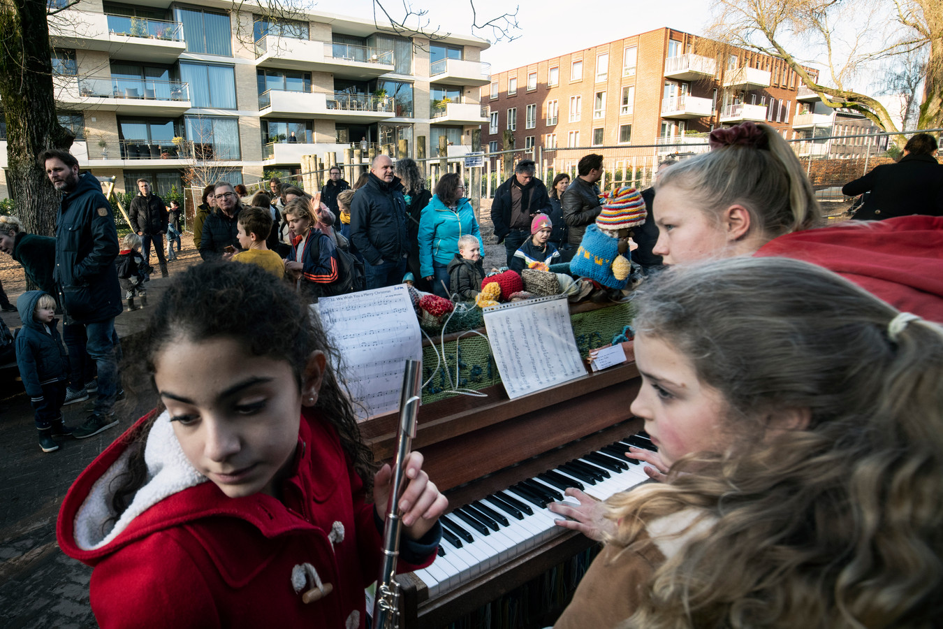 PR dgfoto Gelderlander Nijmegen: Bij Basisschool De Buut wordt door leerlingen buiten op een piano gespeeld.