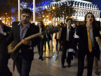 Vijftigtal ‘zombies’ betogen tegen hebzucht van banken in Brussel