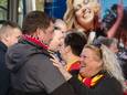 Supporters van FC Utrecht en Go Ahead Eagles vinden elkaar vlak voor de wedstrijd.
