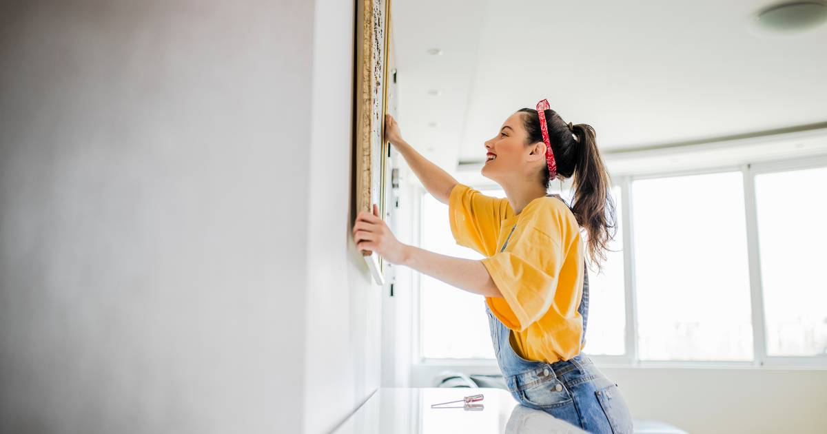 Adhesive hooks and screws, plugs or glue: how do you correctly attach things to the wall?