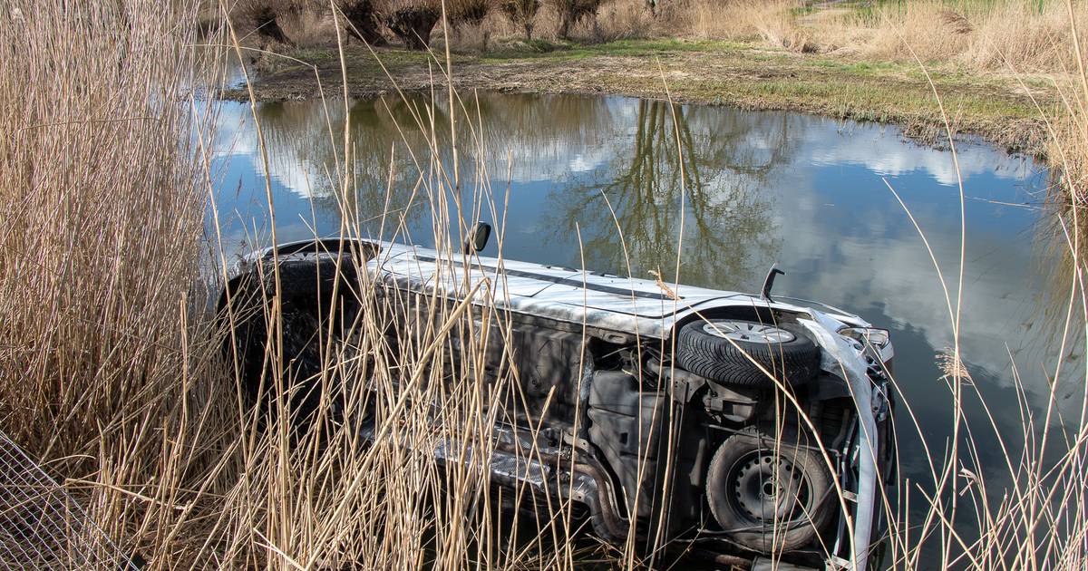Auto belandt in sloot bij ongeluk door laagstaande zon in Almkerk.