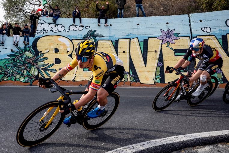 Primoz Roglic in dienst van Wout van Aert. Beeld Photo News