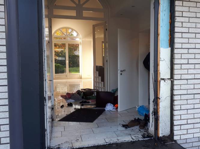 Politie blaast voordeur van woning in Gronau op, 3 aanhoudingen