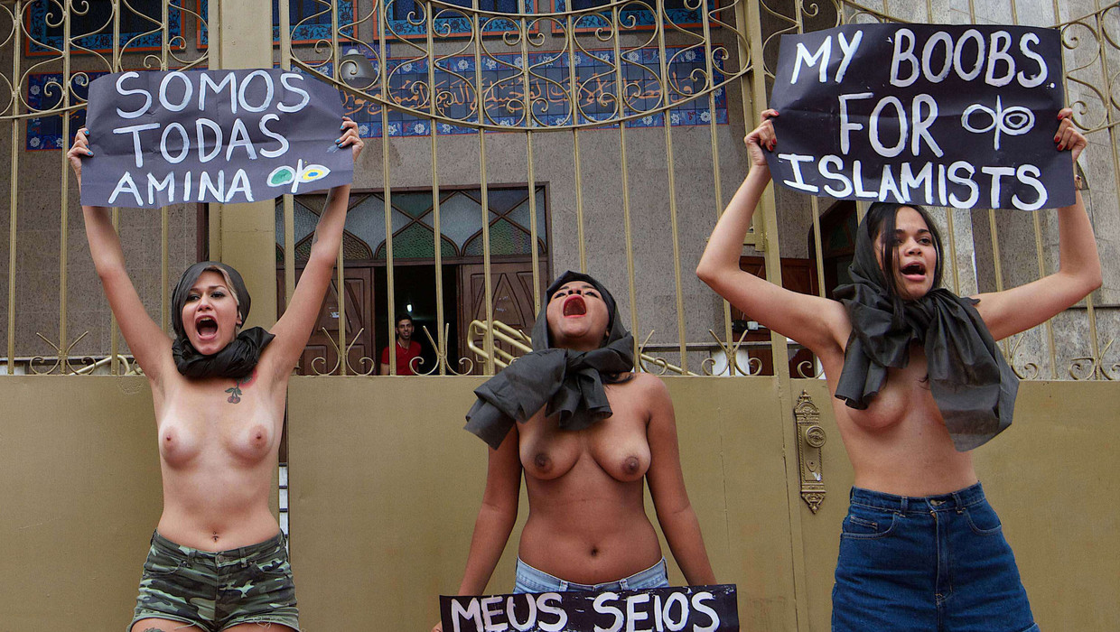 Activisten van de Femenbeweging voor een moskee in Sao Paulo, Brazilië). Beeld AFP