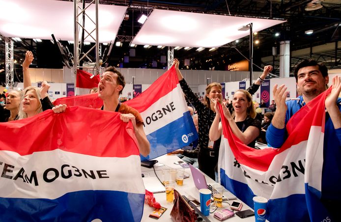 De Nederlandse delegatie in Kiev moedigt OG3NE aan in het perscentrum van het National Exhibition Center waar dit jaar het Eurovisie Songfestival plaatsvind.