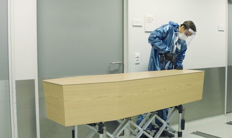 In het crematorium sta ik vaak tussen een hoop kisten met een grote sticker erop: 'Biohazard!' Moeten we iemand die net gestorven is echt 'gevaarlijk biologisch afval' noemen? Beeld 