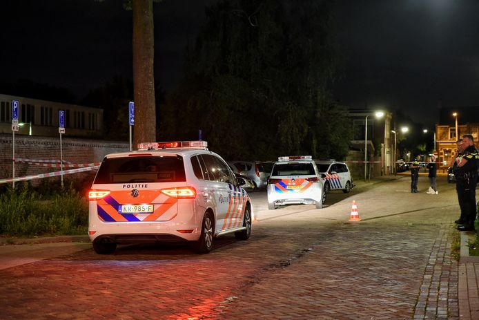 Agent schiet op auto in Tilburg nadat bestuurder op hem inrijdt