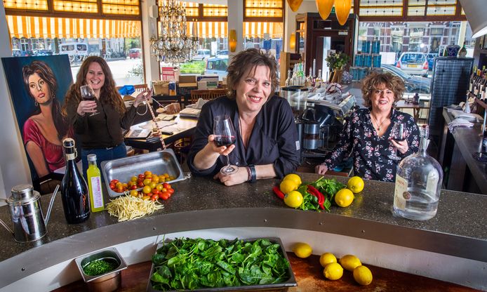 Monica Braccini (midden) en Thecla Walta (r.) in restaurant Da Braccini.