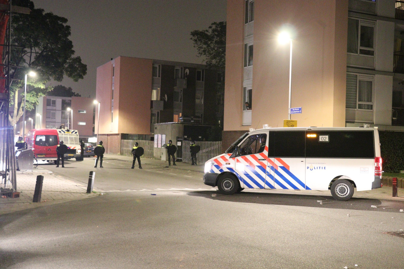 Politie en ME maken eind aan avond vol rellen in Utrechtse Kanaleneiland Foto AD.nl